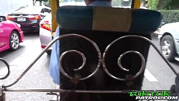 Kurva, tahle stydlivá Thajka se na mém ptáku zbláznila agresivně... neskutečný!