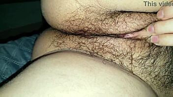 Desi domači posnetek s sestrično na kavču