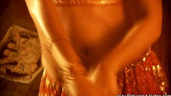 Watch an Indian MILF in a solo dance