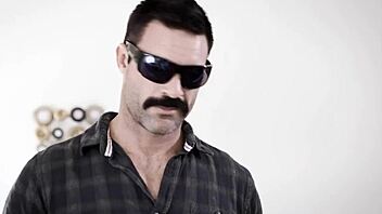 Джей Саммерс трахают друг отца постарше