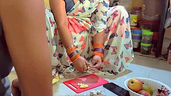 Stepmom India menggoda bantu stepson untuk petualangan Goa