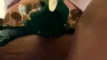 Kypsä latina Anna Maria kiusoittelee vatsatanssilla karibialaisittain