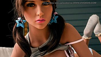 Маленькую куколку с маленькими сиськами долбят догги-стайлом до кончи