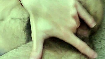 见过毛茸茸荡妇近距离手指紧穴吗？