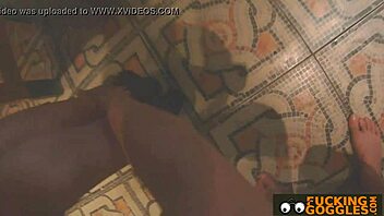 וואו! ברונטית רזה מזיינת זר בשביל כסף!