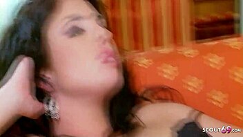 粗暴无套肛交猛烈冲击18+少女Stracy。她的大奶和大屁股承受每一次猛插