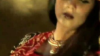 Bollywood babe dances nude in softcore teasing scene