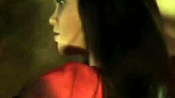 Bollywood schatje danst naakt in teasing softcore