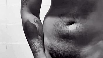 Mă masturb gândindu-mă la vecina mea sexy