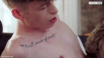 Twinks knarker bareback efter svedig træning