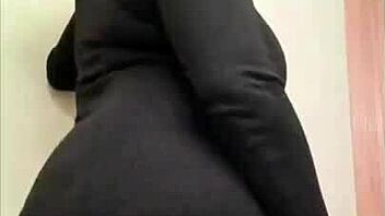 Kalın Kalçalı Hazine Seksi Fotoğraflarını Paylaşıp Çılgınca Twerk Yapıyor