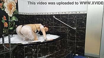 A seductive MILF flaunts her wet buttocks in a soothing bath