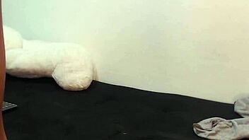 मेरा बडी अपनी टॉय से खेल रहा है