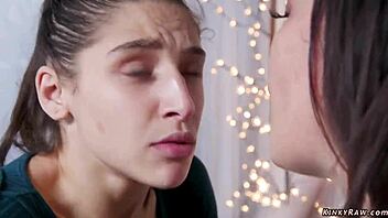 قريب يسيطر على مراهقة 18+ وأم غير شقيقة مثيرة في ثلاثية برية 😈