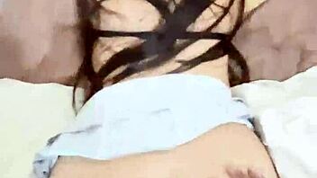 Почему моя падчерица так много кончает, пока я проникаю и пальцами ее тугое тело?