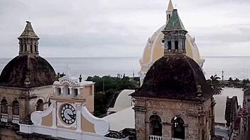 Preciosa Mami Colombiana Chupando Pollon