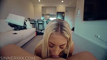 Szőke fitnesz modell intenzív orgazmust érez lovaglás és mélytorokozás közben