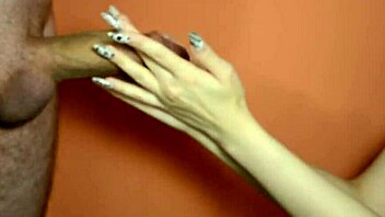 He took off the whore and gave it in her mouth 😏