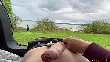 Elle repère un mec qui se branle dehors et lui donne un coup de main