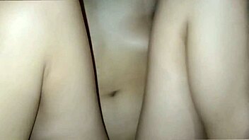 ¡Joder, mi marido llama mientras su jefe me folla duro!