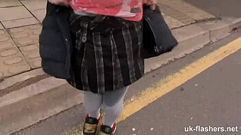 Britse flasher plast in openbaar vervoer terwijl ze haar kale kutje vinger. Kinky exhibitionist betrapt op camera buiten.