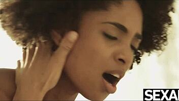 Чувак, смотри, как эта горячая бразильянка сосет и скачет жестко... Я даже не могу описать, как она дичает!