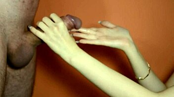 He took off the whore and gave it in her mouth 😏