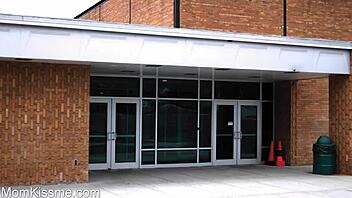 Θέλεις να μας ενωθείς σε τρίο με busty MILF;