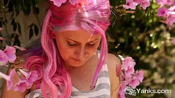 zahra stardust yanks her panties in the garden, reaching orgasm solo