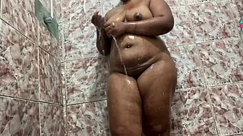 Watch this ebony amateur shaking her big ass in the shower, feeling the water on her pussy.