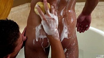 ゲイマッチョ蒸し風呂で熱々アクション