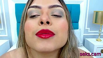 Sweet Latina hottie performs on webcam.