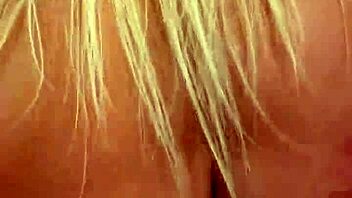 Vivianne Desilva ujeta na telefonu, jebe očima svoje prijateljice na prostem