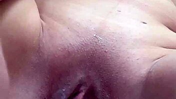 मैंने अपने सौतेले भाई को अपना पहला स्क्वर्ट शो दिया