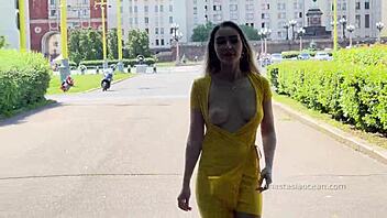 Öffentlicher Spaziergang, nackt blitzen ohne Höschen