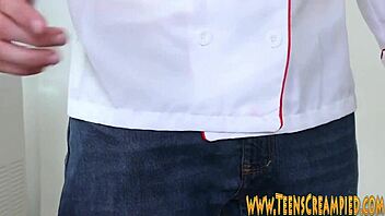 टीन 18+ ब्रूनेट बेब हार्ड कॉक सक्चुइंग करती है