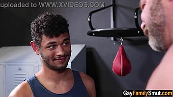 Padrasto Gay e Enteado Fodendo Forte no Cu