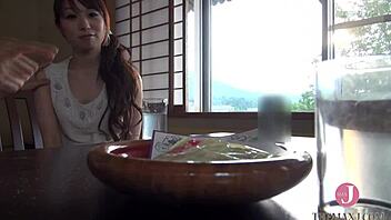 Har du set den søde ældre nabodame? Se hende ride min pik!