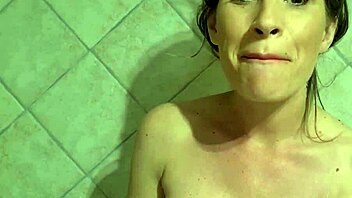 Milf achieves orgasm and squirts in shower