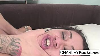 Wow! Charley Chase dikongkek keras oleh Justice Young!