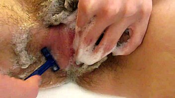 Amateur girl shaves her pussy close up