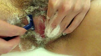 يا رجل، أحلق كسى عن قرب… أووه، جرحتها!