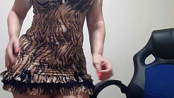 Bunda grande's sexy striptease and ass flashing