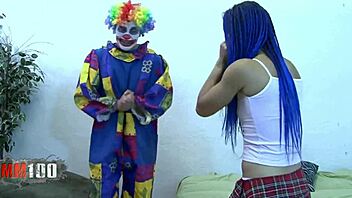 Underdanig klovn knepper petite 18+ brunette
