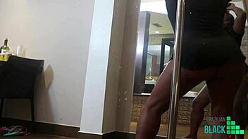 Gringo fica doido de tesao com a negra do rabo