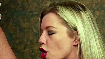 MILF v pančuchách učí teen 18+ 18+ triky orálneho a onanistického