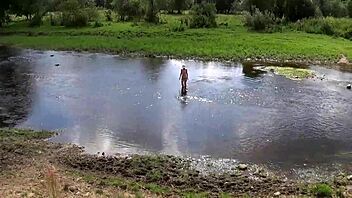 Russische rijpe naakt in buitenbad