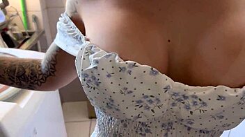 Comi a empregada latina com grandes tetas e tatuagens que minha esposa contratou, sentindo emoções profundas durante o ato