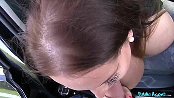 Tetek gergasi milf ditiduri di luar oleh ejen awam 😍