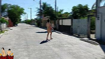 Nudist housewife flashin’ on the street and front yard. Damn, she’s bold! 😳